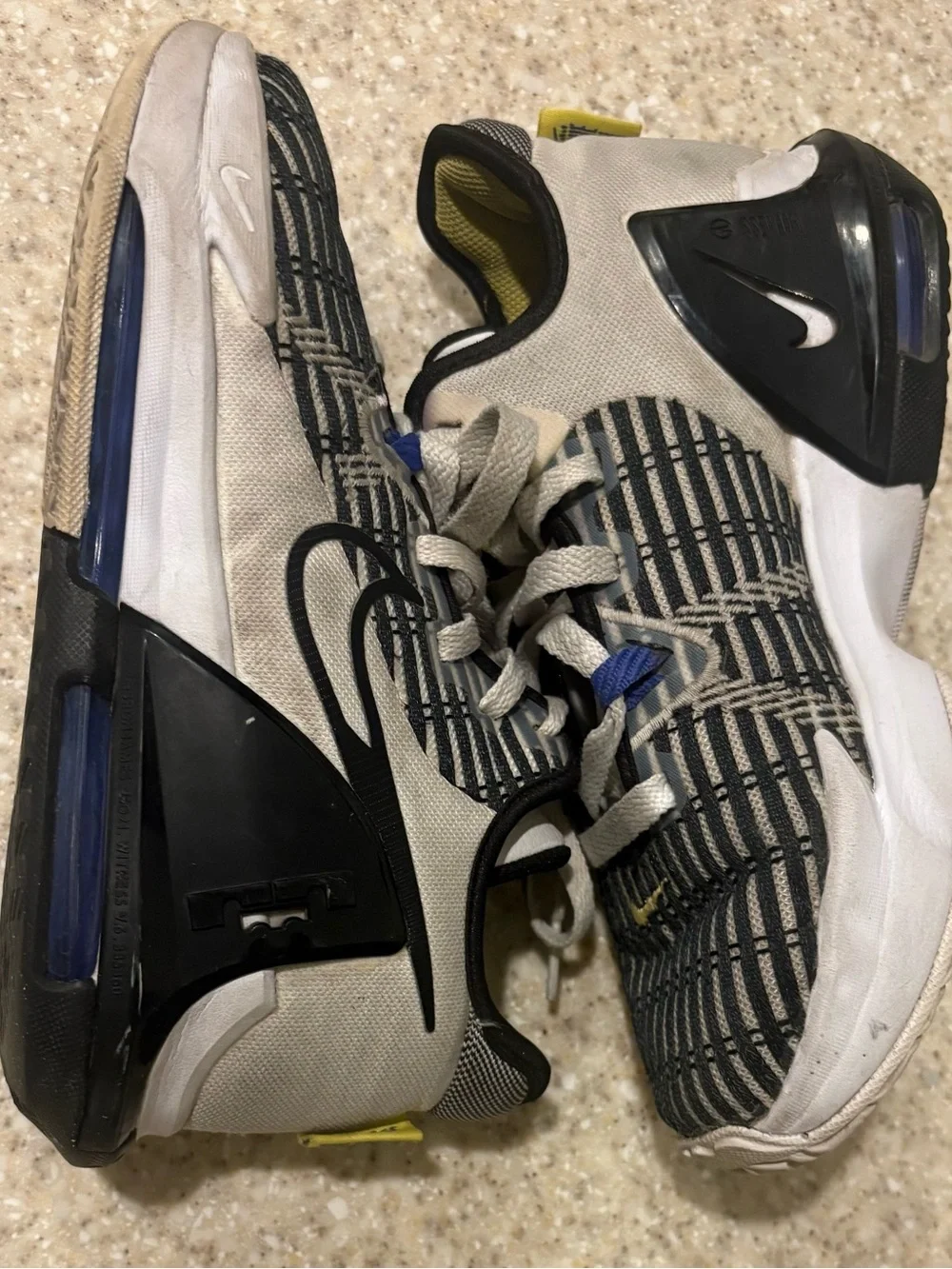 Nike Lebron Witness Size 5Y white black and yellow